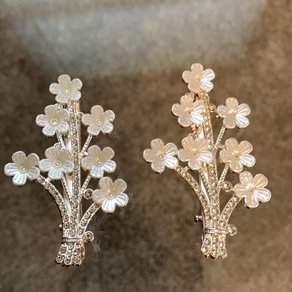Gorgeous Flower Hair Clips - Picture 4 of 16